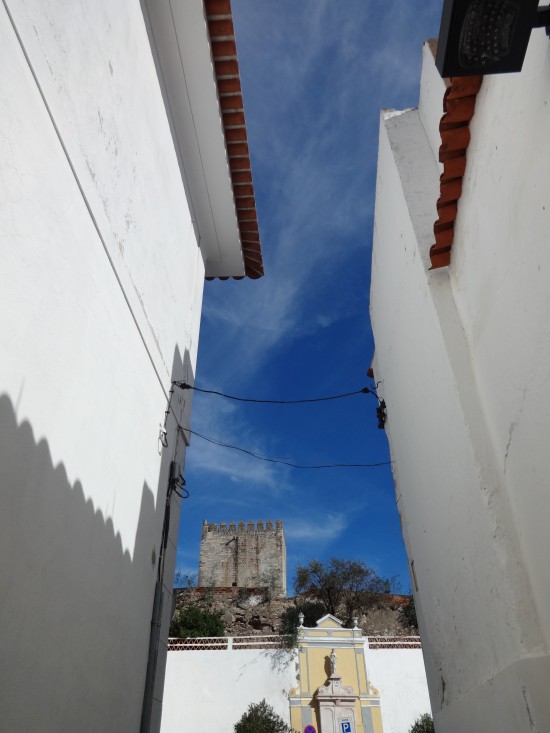 Vista d castelo de Moura e da bica de Santa Comba a partir da 1ª rua da Mouraria.1