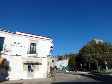 Hotel Santa Comba, bica de Santa Comba e castelo de Moura